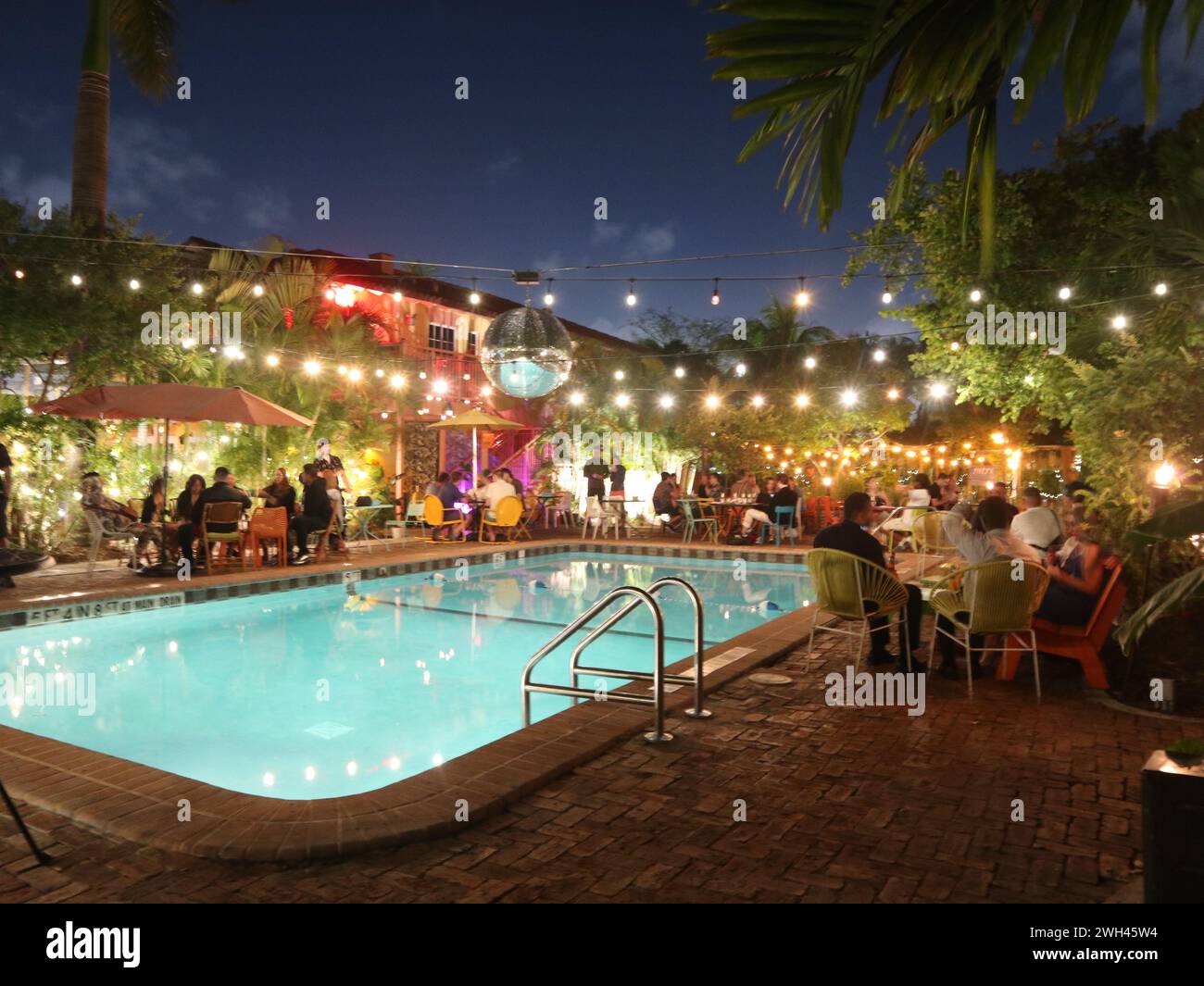 Fête de la piscine à Miami la nuit Banque D'Images