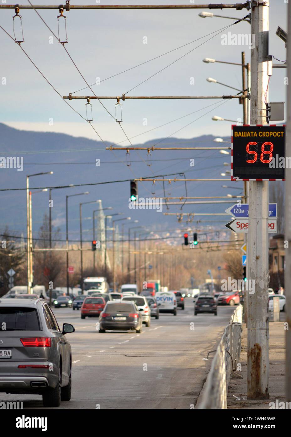 Dispositif indicateur à affichage radar numérique intelligent ou panneau de vitesse activé par le véhicule indiquant une vitesse supérieure à la limite de vitesse dans un quartier résidentiel à Sofia, Bulgarie Banque D'Images