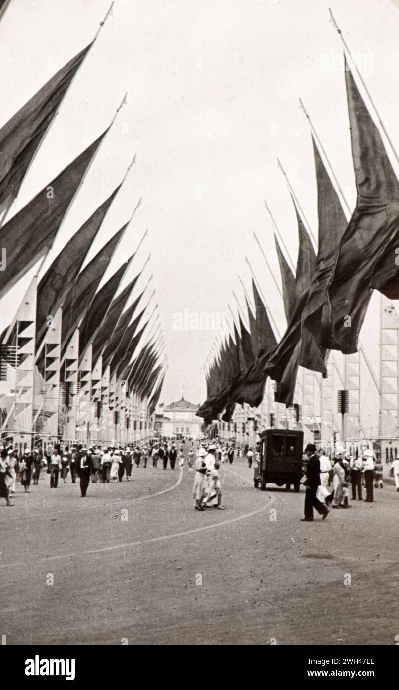Photo tirée de l'album d'une famille juive italienne (Jarach) voyageant à l'Expo internationale de Chicago à l'été 1933. La photo montre la promenade principale de l'Expo pleine de monde Banque D'Images
