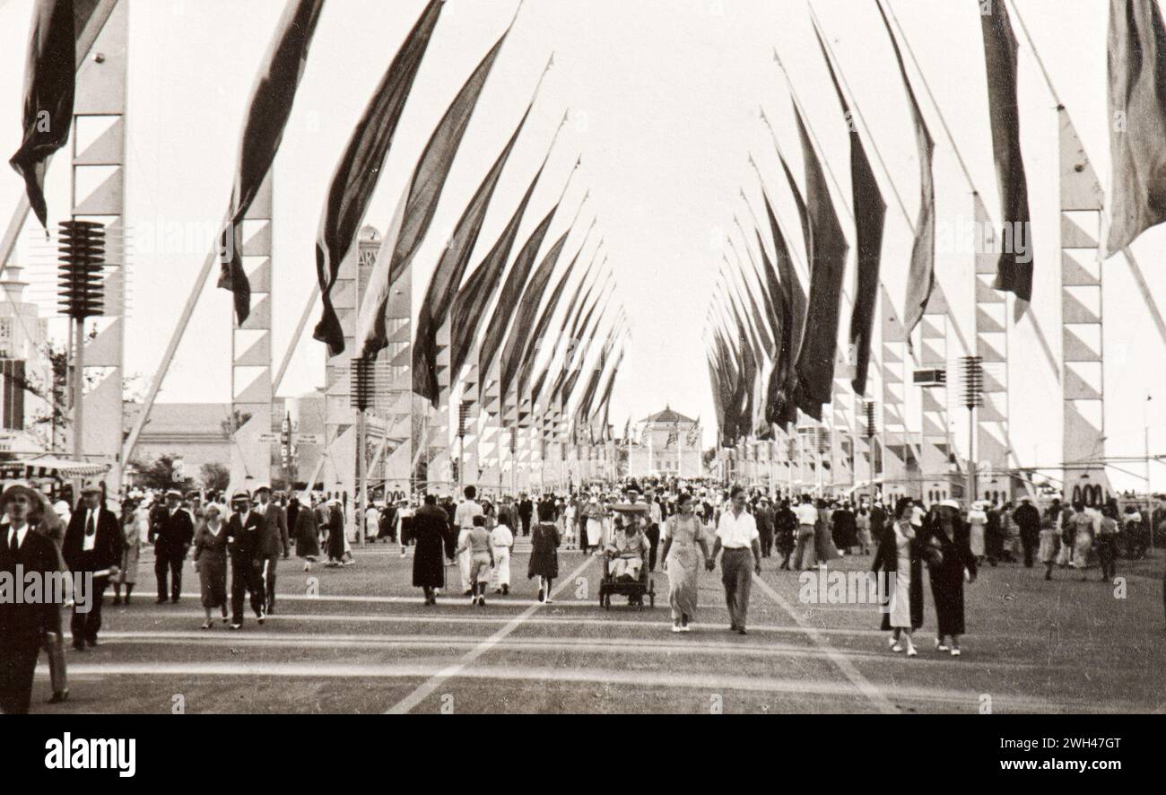 Photo tirée de l'album d'une famille juive italienne (Jarach) voyageant à l'Expo internationale de Chicago à l'été 1933. La photo montre la promenade principale de l'Expo pleine de monde Banque D'Images