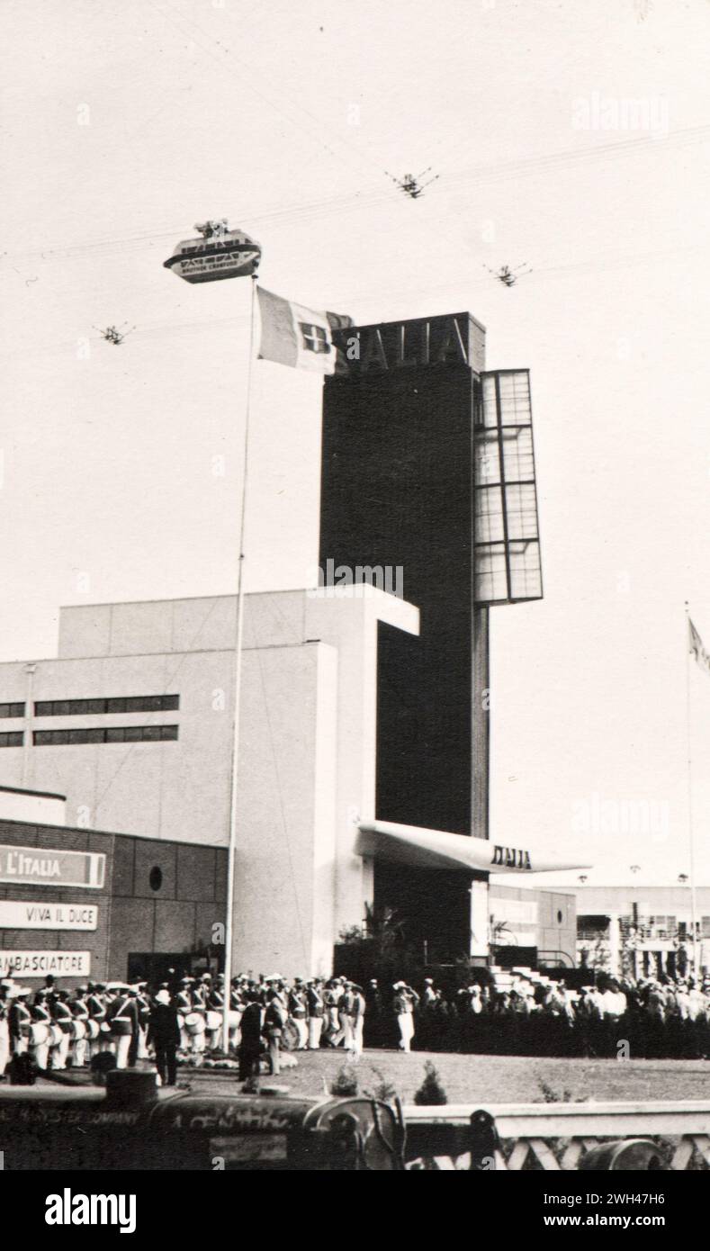 Photo tirée de l'album d'une famille juive italienne (Jarach) voyageant à l'Expo internationale de Chicago à l'été 1933. L'image montre l'architecture du bâtiment Mario de Renzi du pavillon du régime fasciste italien. Banque D'Images