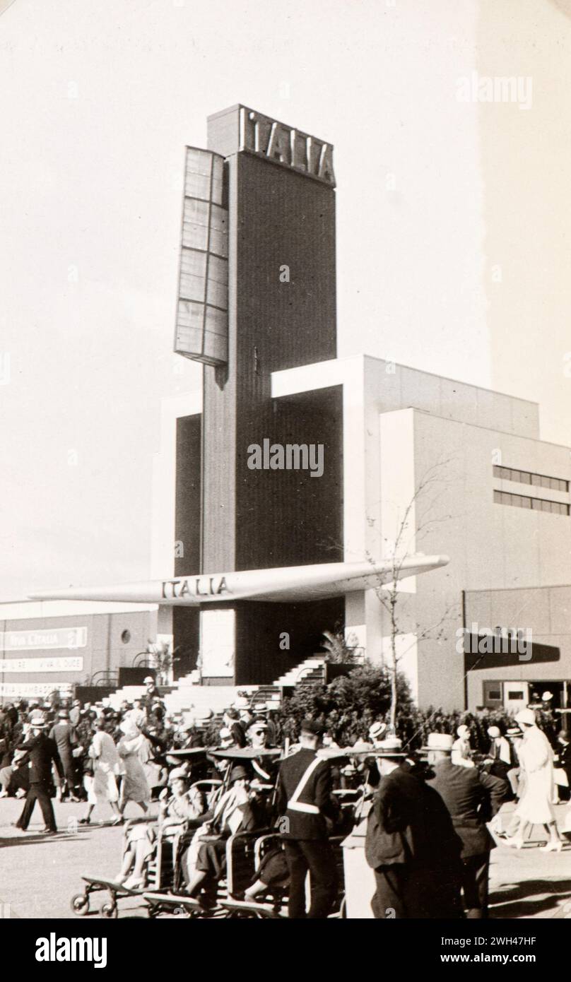 Photo tirée de l'album d'une famille juive italienne (Jarach) voyageant à l'Expo internationale de Chicago à l'été 1933. L'image montre l'architecture du bâtiment Mario de Renzi du pavillon du régime fasciste italien. Banque D'Images