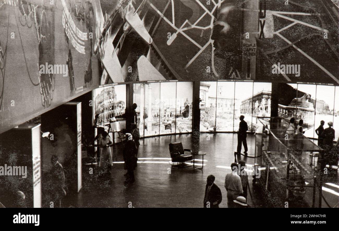 Photo tirée de l'album d'une famille juive italienne (Jarach) voyageant à l'Expo internationale de Chicago à l'été 1933. À l'intérieur du pavillon italien où l'on peut voir le profil de Mussolini Banque D'Images