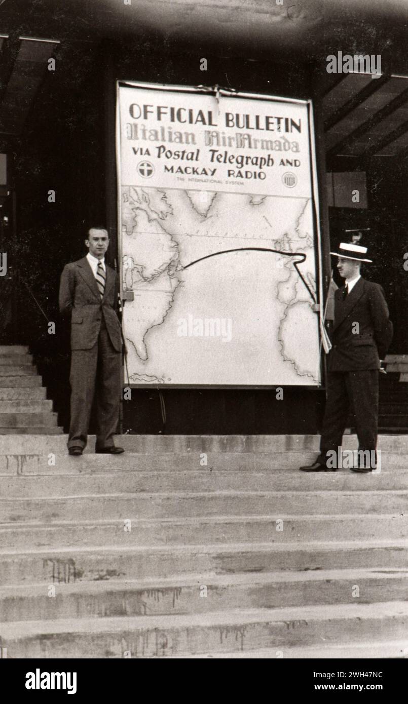 Photo tirée de l'album d'une famille juive italienne (Jarach) voyageant à l'Expo internationale de Chicago à l'été 1933. L'auteur posant devant lui une affiche d'un voyage aérien italien à travers l'océan Atlantique à l'intérieur du pavillon italien. Banque D'Images