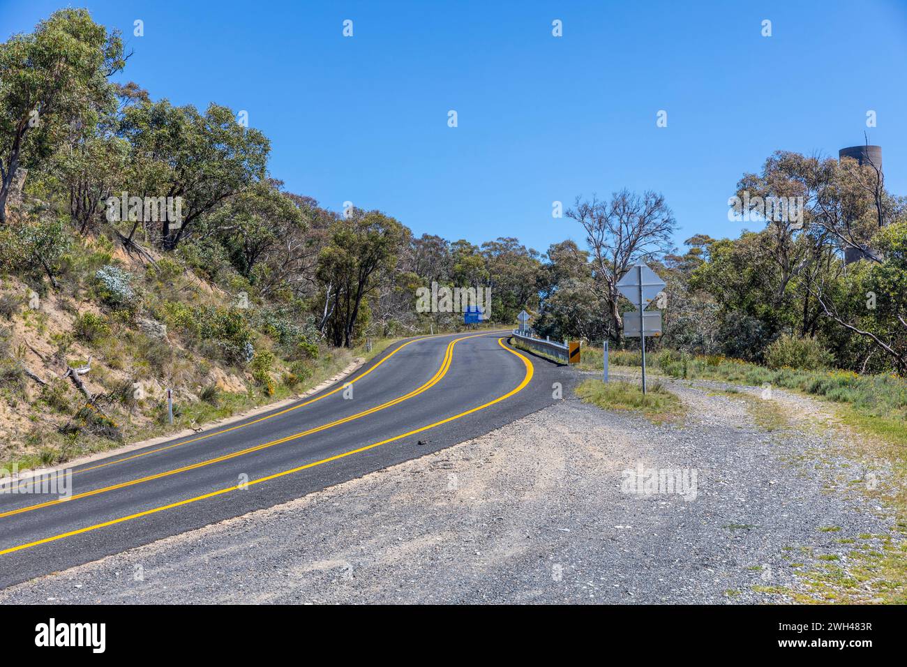 Route australienne, route Kosciusko dans la région des Snowy Mountains, route goudronnée avec des marques jaunes, visible dans la neige d'hiver, 2024 Banque D'Images