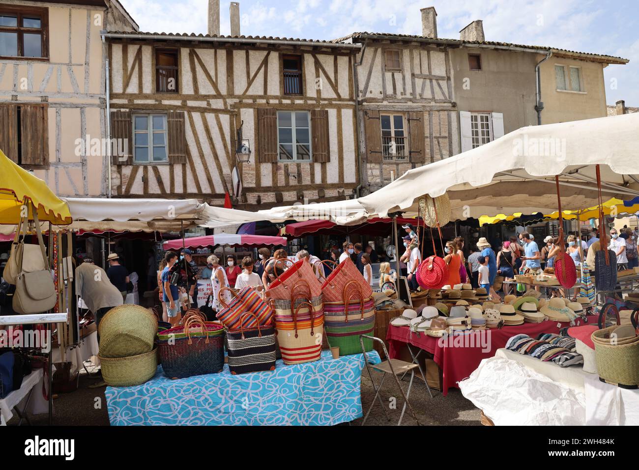 Eymet, le plus anglais des bastides françaises. Jour de marché sur la place centrale de la bastide médiévale (XIIIe siècle) d'Eymet en Périgord. La particule Banque D'Images