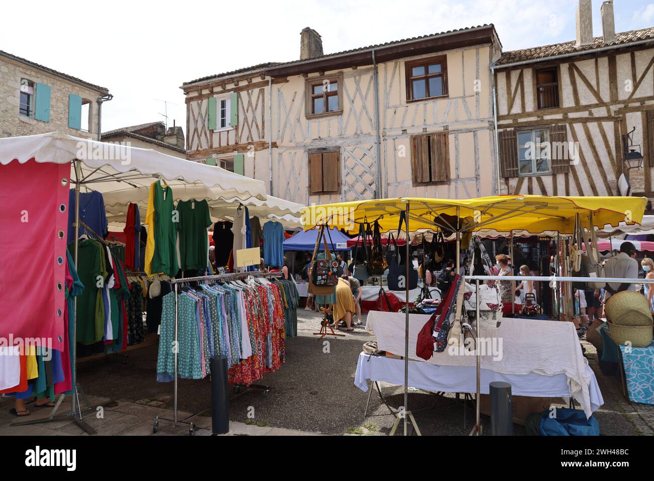 Eymet, le plus anglais des bastides françaises. Jour de marché sur la place centrale de la bastide médiévale (XIIIe siècle) d'Eymet en Périgord. La particule Banque D'Images