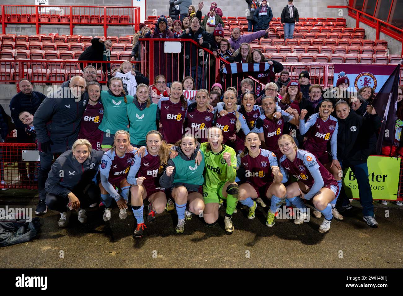 Crawley, Royaume-Uni. 7 février 2024. Aston Villa WFC célèbre avoir remporté le match avec les fans à temps plein lors du match de quart de finale de la FA Women’s Continental Tyres League Cup entre Brighton & Hove Albion WFC et Aston Villa WFC au Broadfield Stadium à Crawley le 7 février 2024. Cette image ne peut être utilisée qu'à des fins éditoriales. Usage éditorial exclusif. Crédit : Ashley Crowden/Alamy Live News Banque D'Images