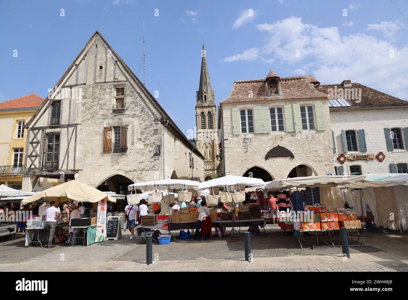 Eymet, le plus anglais des bastides françaises. Jour de marché sur la place centrale de la bastide médiévale (XIIIe siècle) d'Eymet en Périgord. La particule Banque D'Images