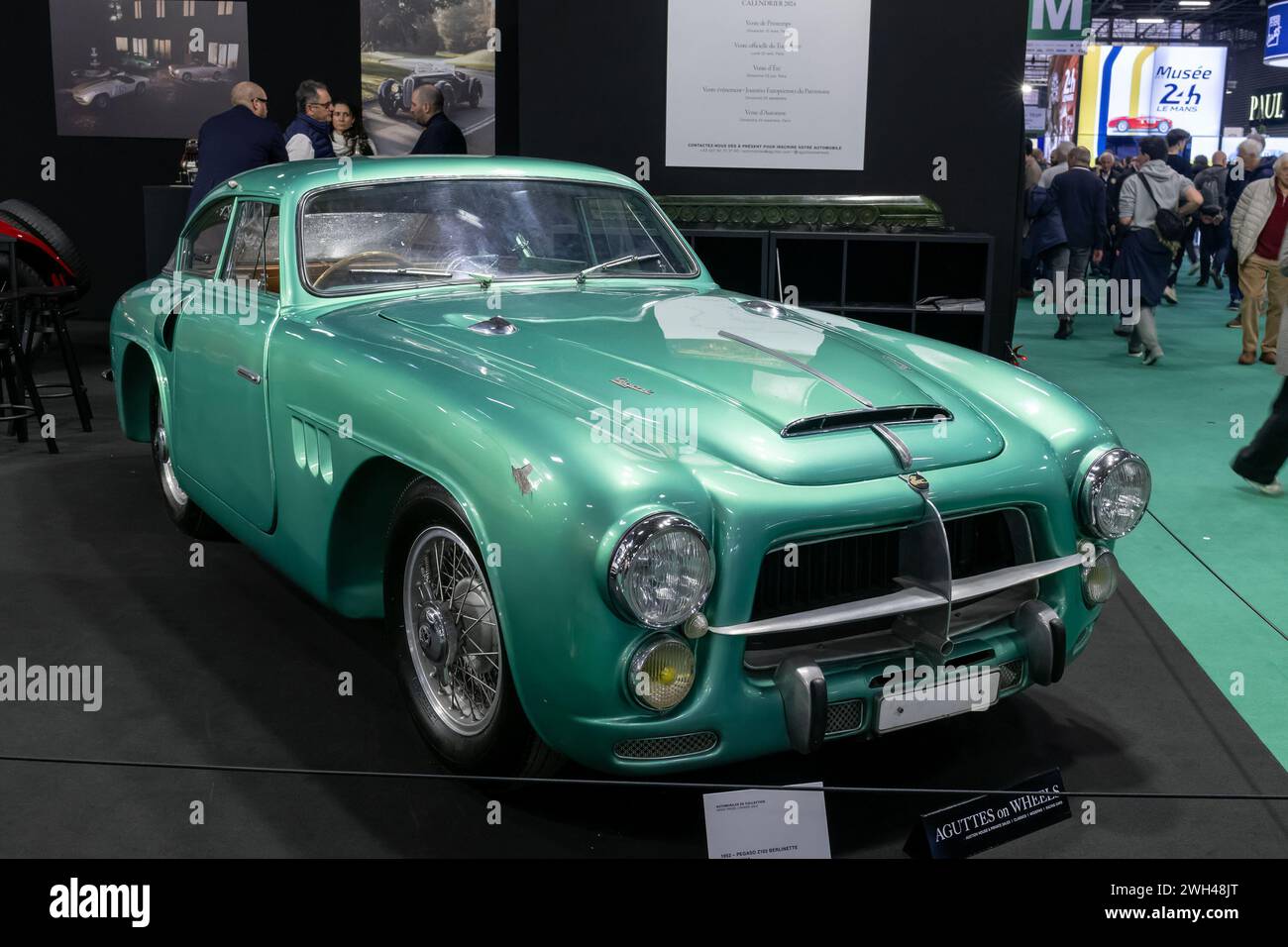 Paris, France - Rétromobile 2024. Focus sur un vert 1952 Pegaso Z-102 Berlinette Barcelona. Châssis n° 153-0106. Banque D'Images