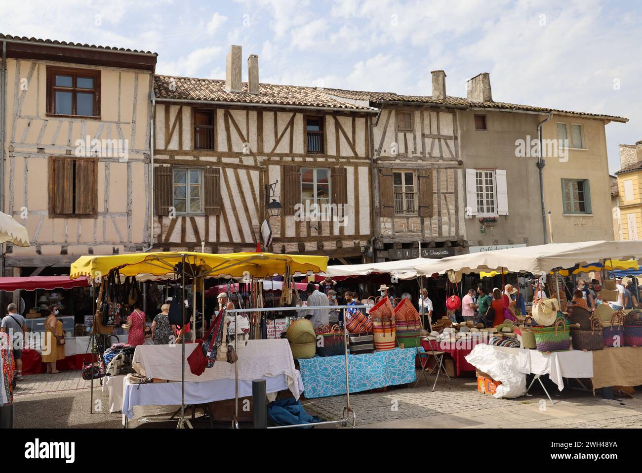 Eymet, le plus anglais des bastides françaises. Jour de marché sur la place centrale de la bastide médiévale (XIIIe siècle) d'Eymet en Périgord. La particule Banque D'Images