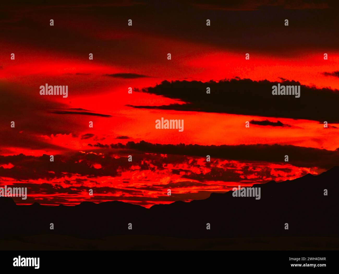 Coucher de soleil rouge sur le parc national de White Sands Banque D'Images
