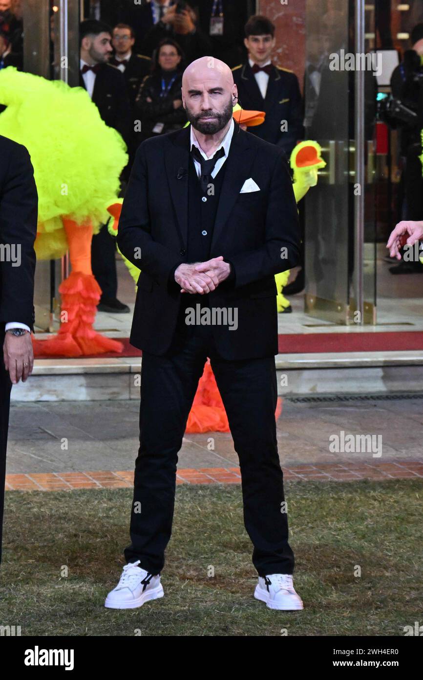 Sanremo, Italie. 05th Feb, 2024. Sanremo, 74e Festival de la chanson italienne. - Deuxième soirée, John Travolta danse avec Amadeus et Fiorello - sur la photo : John Travolta crédit : Independent photo Agency/Alamy Live News Banque D'Images