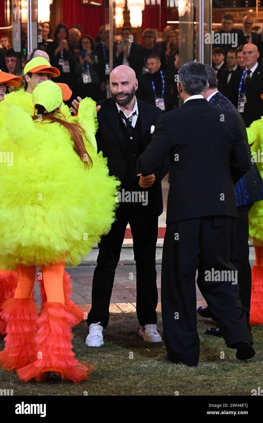Sanremo, Italie. 05th Feb, 2024. Sanremo, 74e Festival de la chanson italienne. - Deuxième soirée, John Travolta danse avec Amadeus et Fiorello - sur la photo : John Travolta crédit : Independent photo Agency/Alamy Live News Banque D'Images
