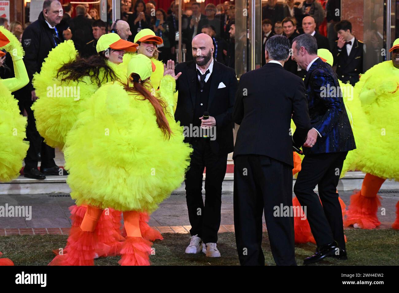 Sanremo, Italie. 05th Feb, 2024. Sanremo, 74e Festival de la chanson italienne. - Deuxième soirée, John Travolta danse avec Amadeus et Fiorello - sur la photo : John Travolta crédit : Independent photo Agency/Alamy Live News Banque D'Images