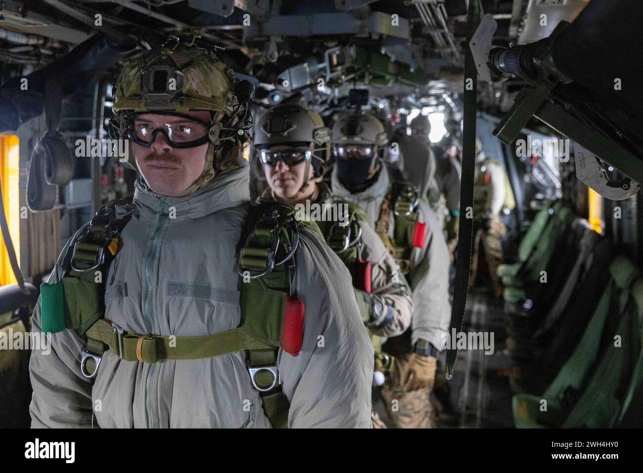 Les Marines des États-Unis affectés à la 26e Marine Expeditionary Unit (Special Operations capable) (26 MEU(SOC)) la Marine Special Purpose Force (MSPF) se prépare à sortir de l'avion pendant l'entraînement militaire en chute libre avec Hellenic Marines, Grèce, 15 janvier 2024. Le 26e exercice de soutien à la préparation de la MEU(SOC) nommé « Odyssey encore », améliore les capacités opérationnelles de l’unité en tant que force expéditionnaire de réponse aux crises et offre l’occasion à la 26e MEU(SOC) de mener des opérations expéditionnaires intégrées avancées et une formation au tir réel avec les 32e et 24e Brigades marines en Grèce. Le Bataa Banque D'Images