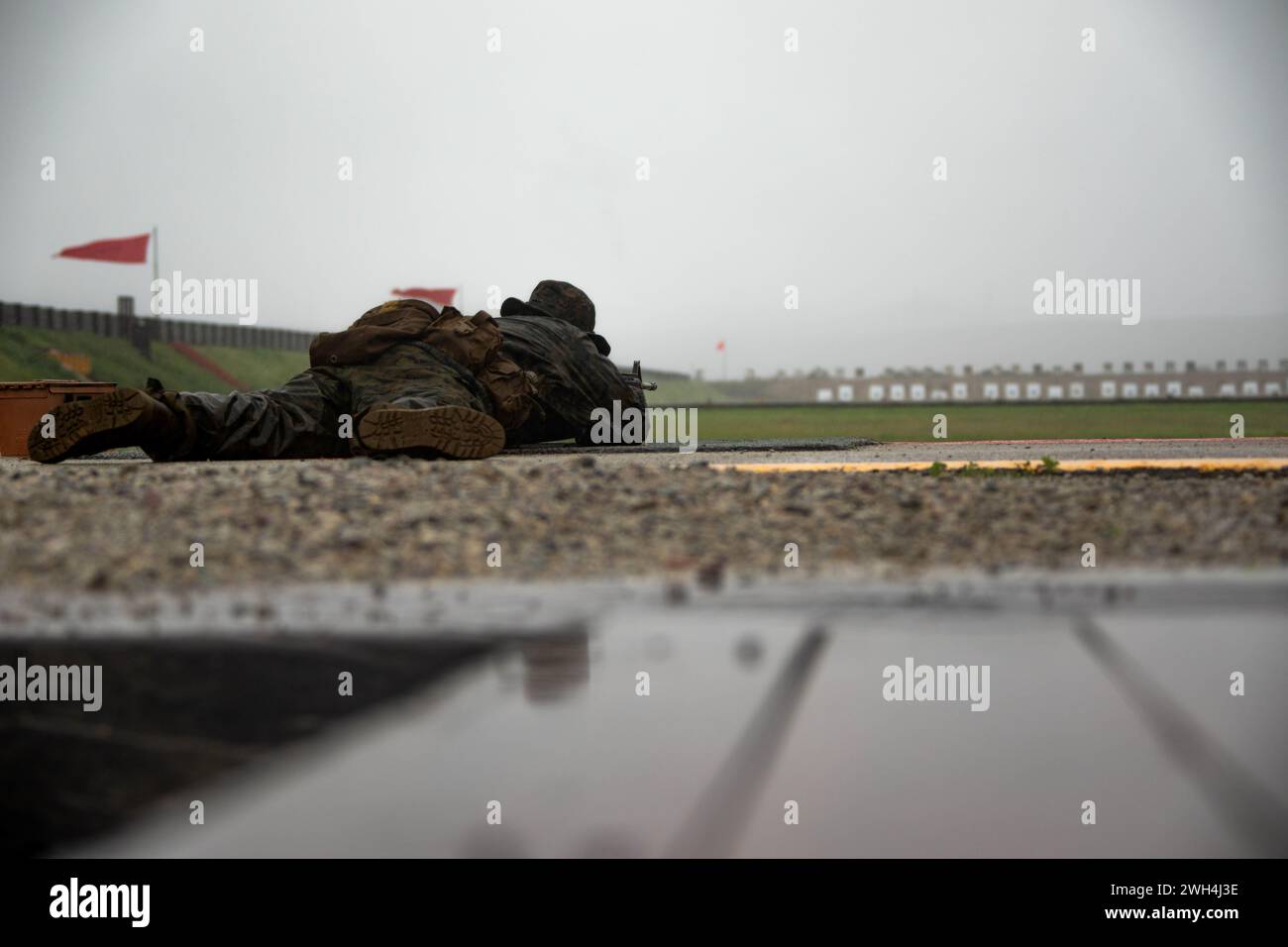 Une recrue du corps des Marines des États-Unis avec la Delta Company, 1st Recruit Training Battalion, vise vers le bas de portée pendant une table un cours de tir au camp de base du corps des Marines Pendleton, en Californie, le 5 février 2024. Tableau un cours de tir est conçu pour initier les recrues aux principes de base du tir et de la sécurité des fusils. (Photo du corps des Marines des États-Unis par le caporal Joshua M. Dreher) Banque D'Images