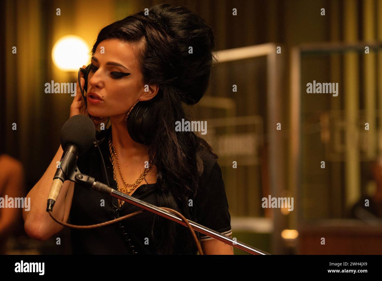 DATE DE SORTIE : 10 mai 2024. TITRE : Retour au noir. STUDIO : fonctionnalités de mise au point. RÉALISATEUR : Sam Taylor-Johnson. PLOT : un aperçu inédit de l'ascension d'Amy Winehouse vers la célébrité et de la sortie de son album studio révolutionnaire, Back to Black. EN VEDETTE : MARISA ABELA dans le rôle d'Amy Winehouse. (Image de crédit : © Focus Features/Entertainment Pictures/ZUMAPRESS.com) À USAGE ÉDITORIAL UNIQUEMENT ! Non destiné à UN USAGE commercial ! Banque D'Images