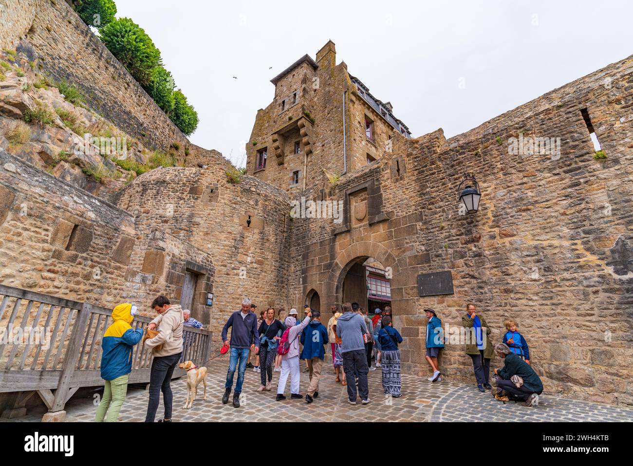 Vue sur la rue du Mont Saint Michel, une île UNESCO en Normandie, France Banque D'Images