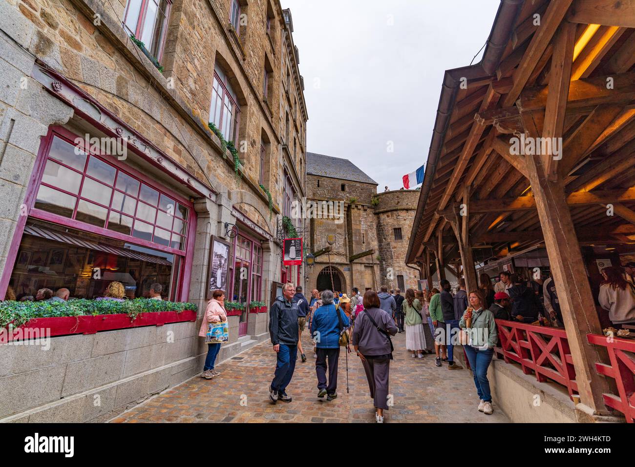 Vue sur la rue du Mont Saint Michel, une île UNESCO en Normandie, France Banque D'Images