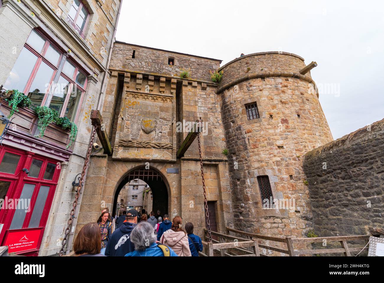 Vue sur la rue du Mont Saint Michel, une île UNESCO en Normandie, France Banque D'Images