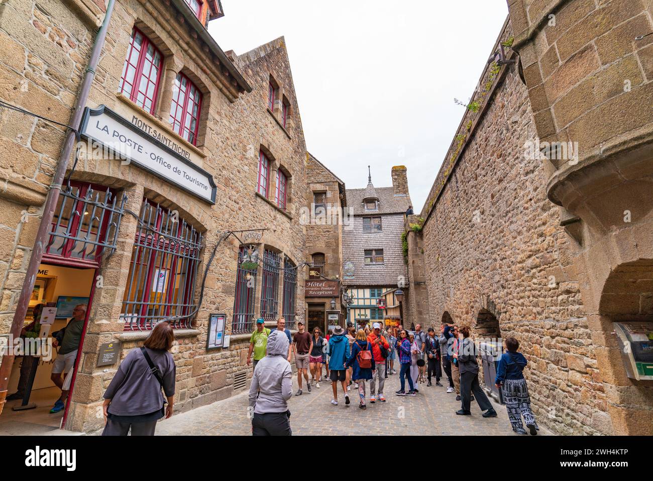 Vue sur la rue du Mont Saint Michel, une île UNESCO en Normandie, France Banque D'Images