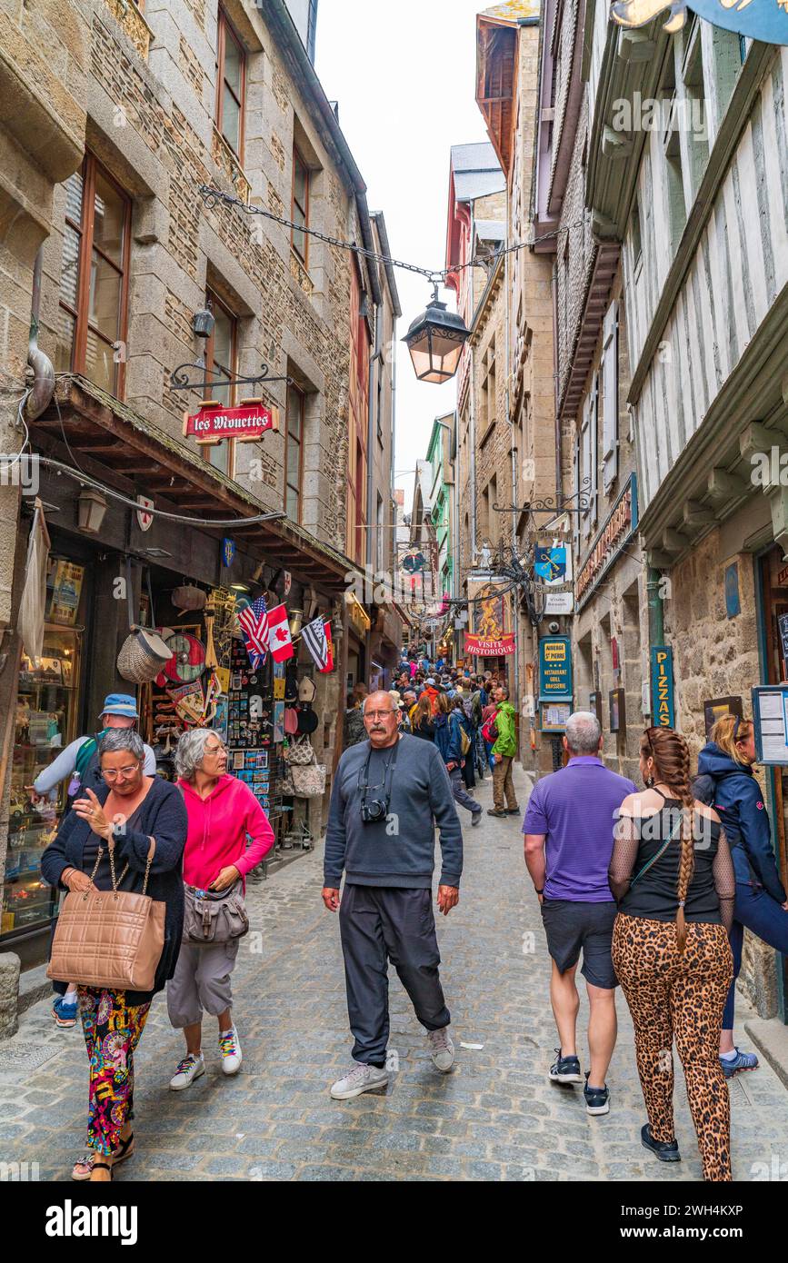 Vue sur la rue du Mont Saint Michel, une île UNESCO en Normandie, France Banque D'Images