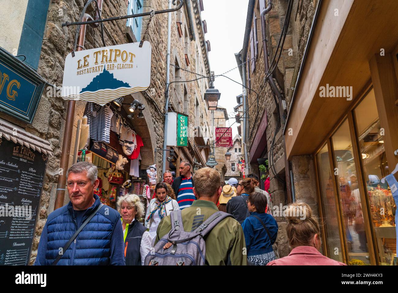 Vue sur la rue du Mont Saint Michel, une île UNESCO en Normandie, France Banque D'Images