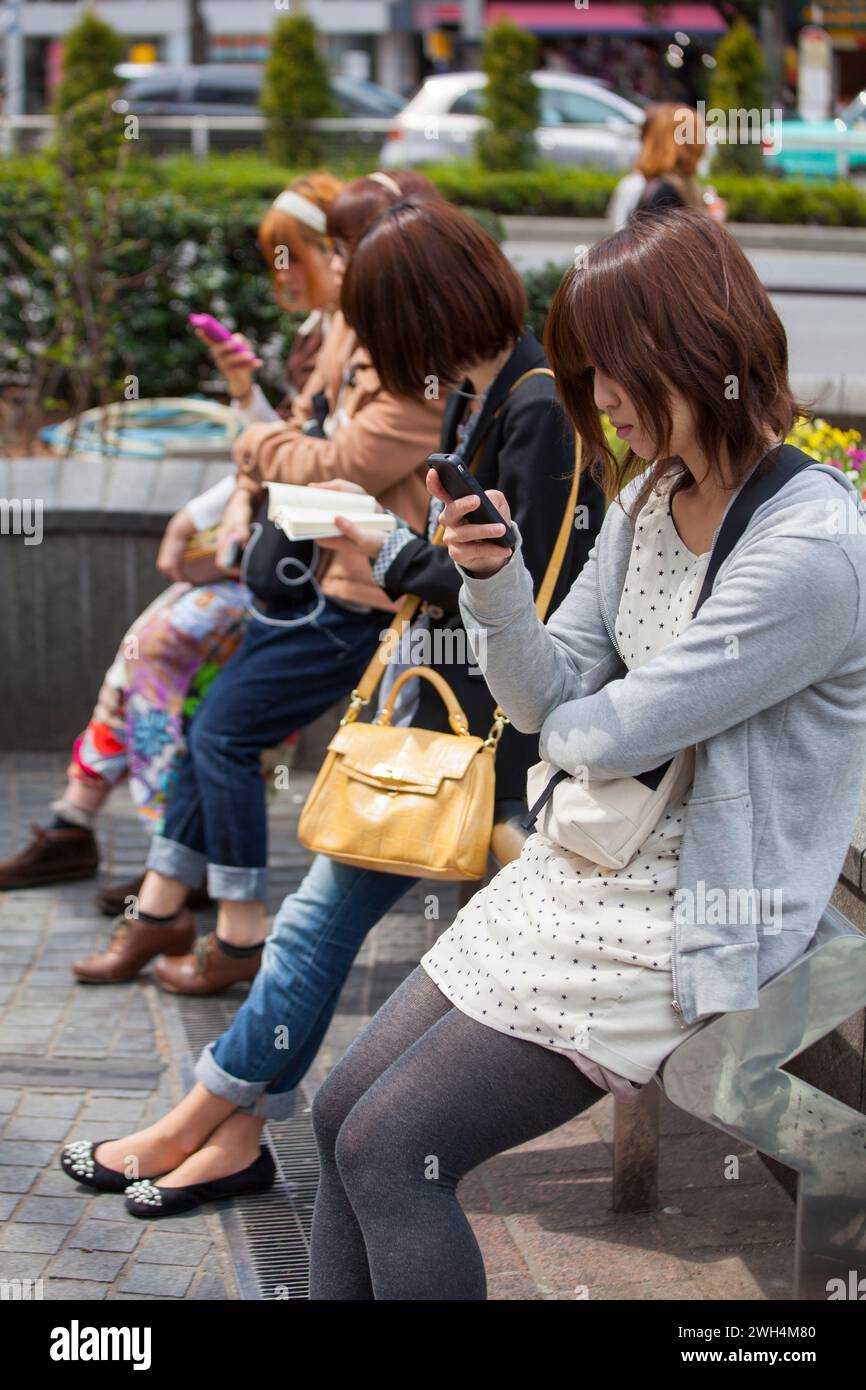 Filles japonaises devant la gare de Shibuya à Tokyo, Japon. Banque D'Images