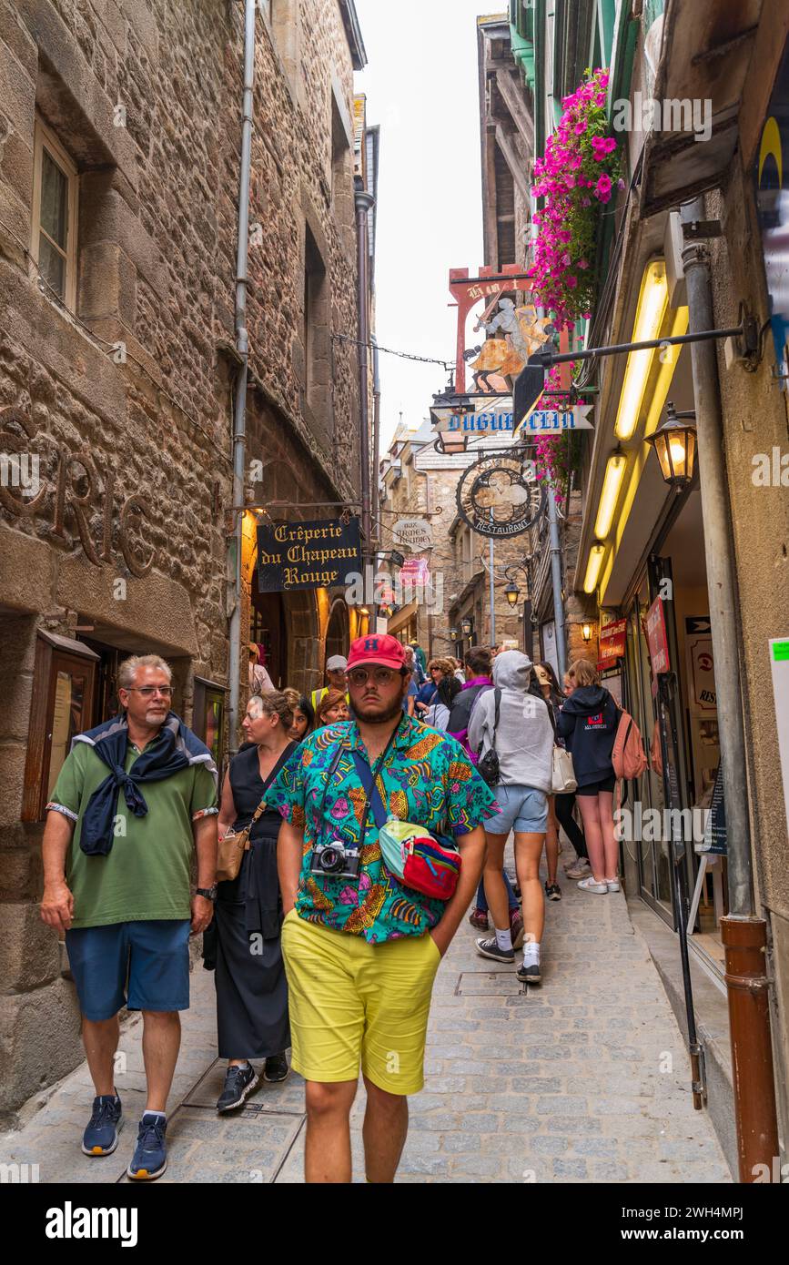 Vue sur la rue du Mont Saint Michel, une île UNESCO en Normandie, France Banque D'Images