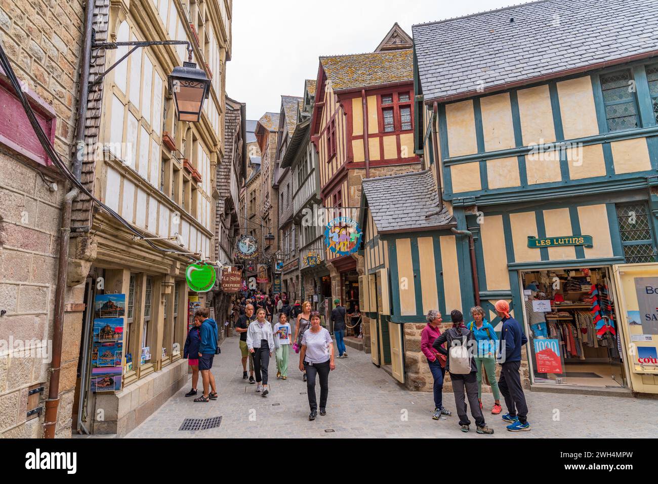 Vue sur la rue du Mont Saint Michel, une île UNESCO en Normandie, France Banque D'Images