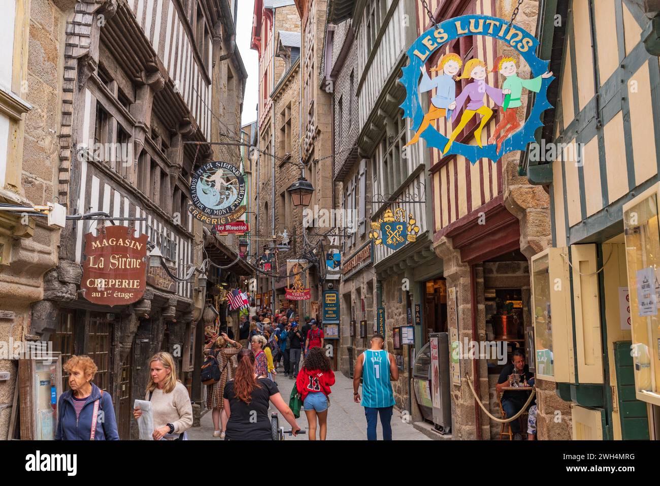 Vue sur la rue du Mont Saint Michel, une île UNESCO en Normandie, France Banque D'Images