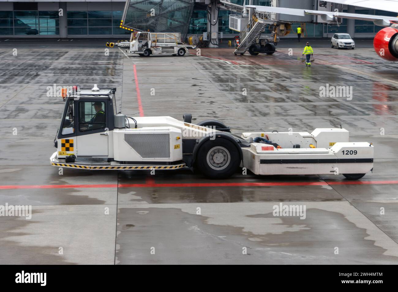 Le tracteur sans remorque (TBL) sur une piste d'un aéroport international Banque D'Images