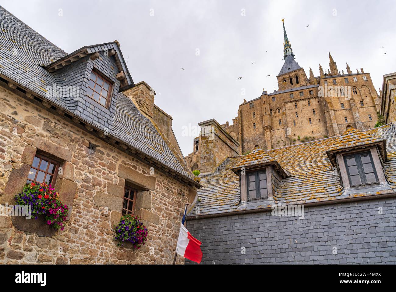 Vue sur la rue du Mont Saint Michel, une île UNESCO en Normandie, France Banque D'Images