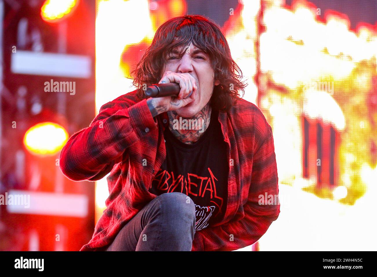 Oli Sykes du groupe britannique Bring me the Horizon sur scène lors d'un festival de musique en 2015, quelques semaines avant la sortie de leur album That's the Spirit. Oliver Sykes, BMTH, apporte-moi le chanteur Horizon Banque D'Images