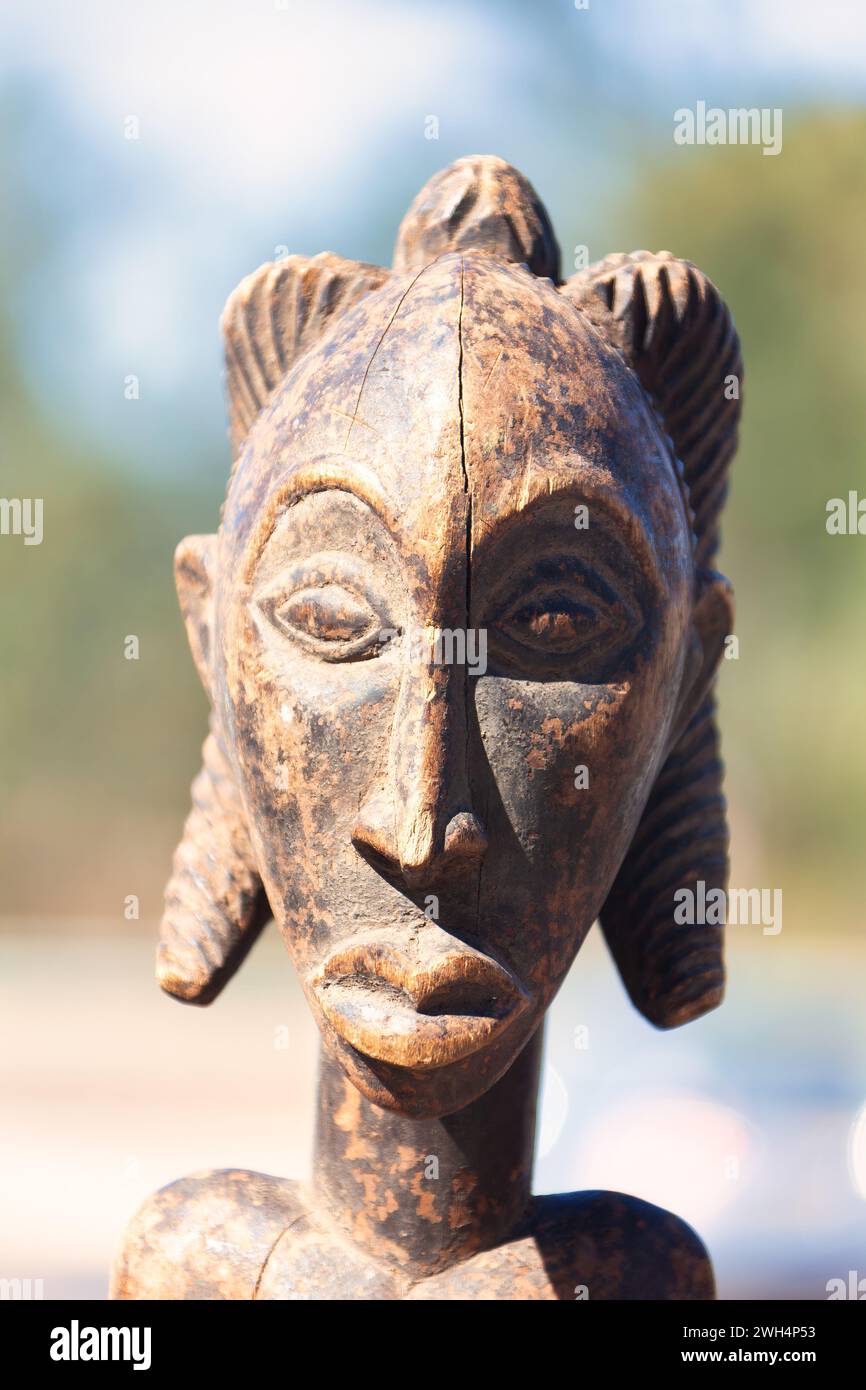 statue africaine antique en bois tête d'un guerrier Banque D'Images