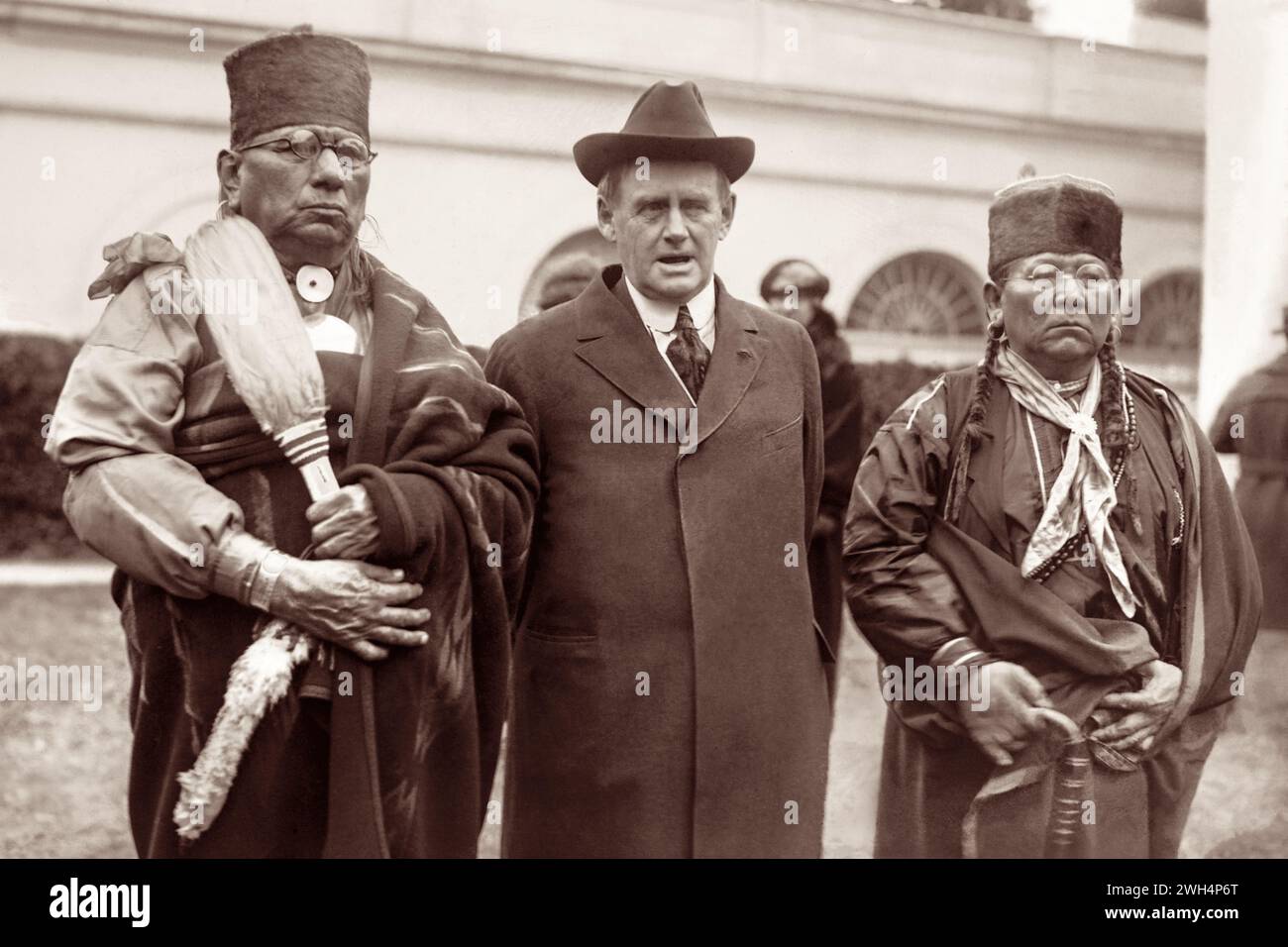 Chefs Osages avec le commissaire indien Burke à la Maison Blanche à Washington D.C. le 10 janvier 1923. Banque D'Images