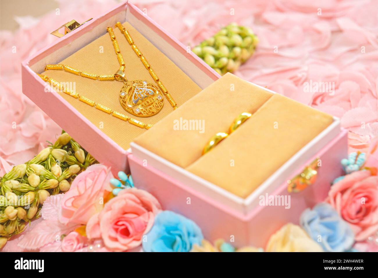 La dot de mariage se composait d'une boîte de bagues en or et de colliers décorés de fleurs de jasmin crochetées Banque D'Images