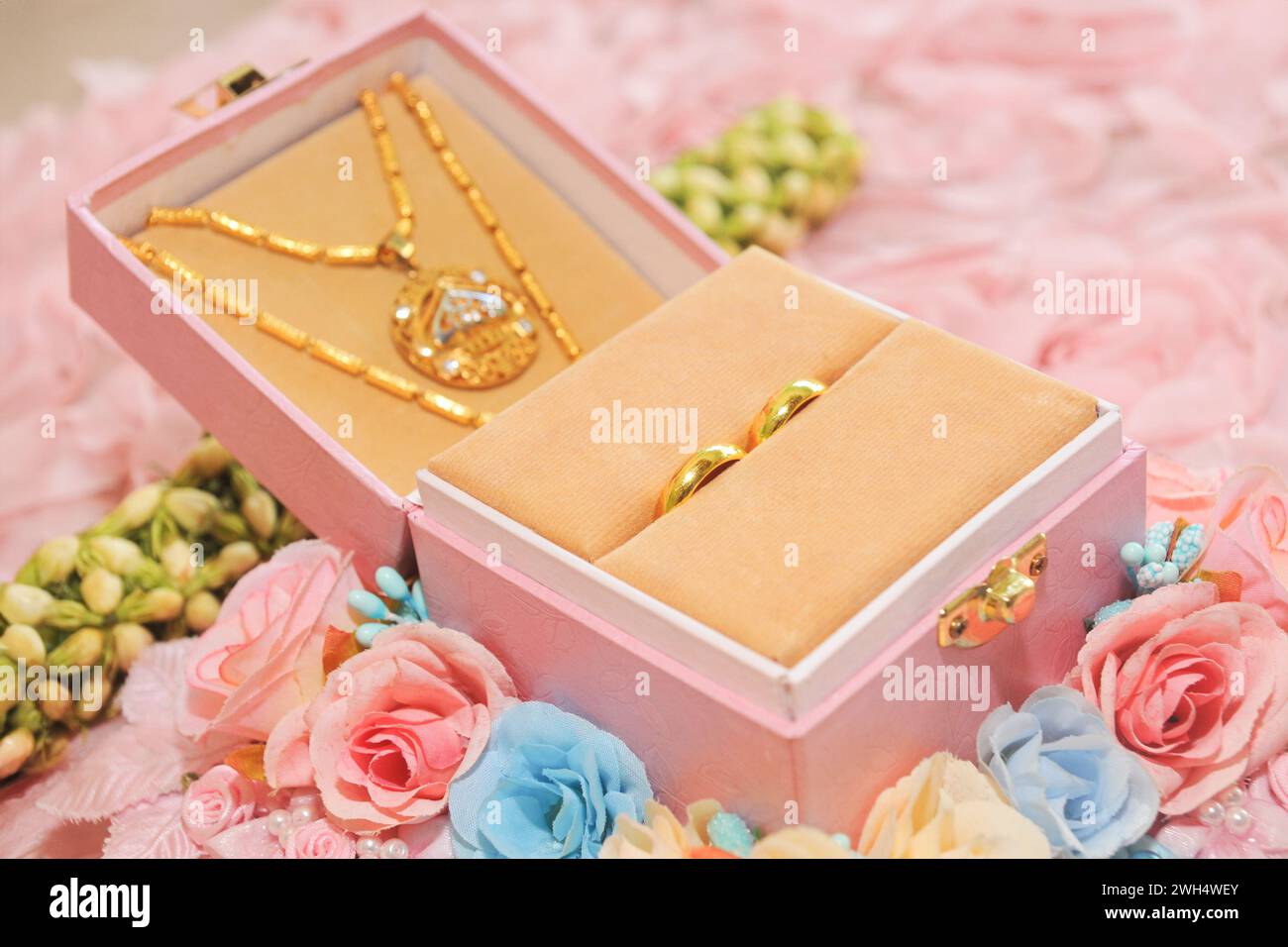La dot de mariage se composait d'une boîte de bagues en or et de colliers décorés de fleurs de jasmin crochetées Banque D'Images