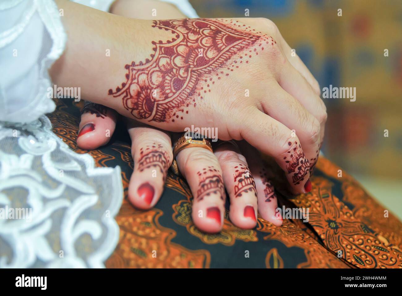Deux mains décorées avec de l'art du henné lors d'un mariage javanais traditionnel, Indonésie Banque D'Images