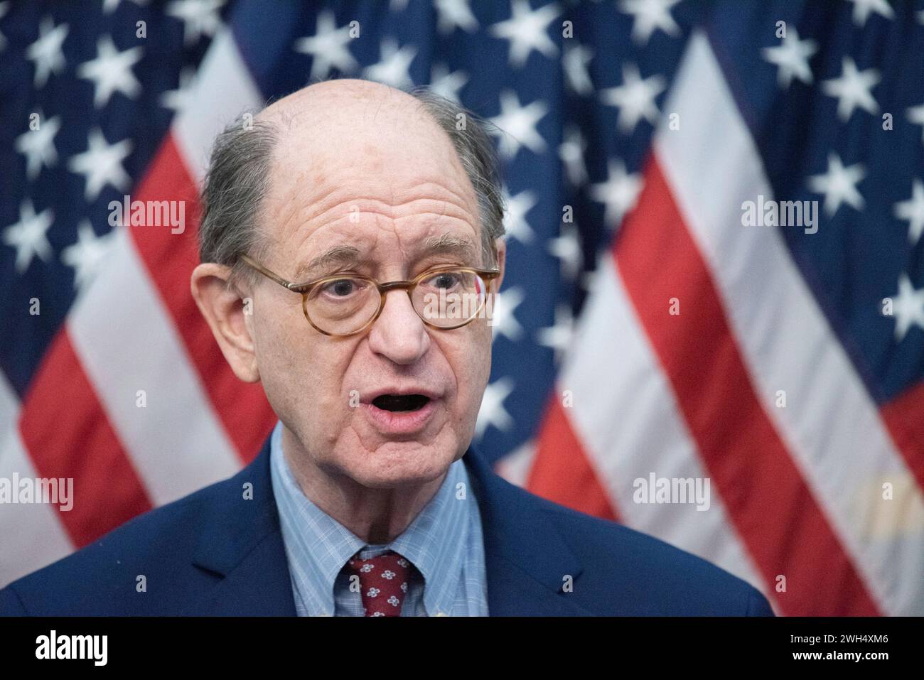 Le représentant des États-Unis Brad Sherman (démocrate de Californie) s’exprime lors d’une conférence de presse avec le président de la Knesset, Amir Ohana, à la suite de la réunion inaugurale du Groupe d’amitié parlementaire House-Knesset au Capitole le mercredi 7 février 2024. Crédit : Annabelle Gordon/CNP Banque D'Images