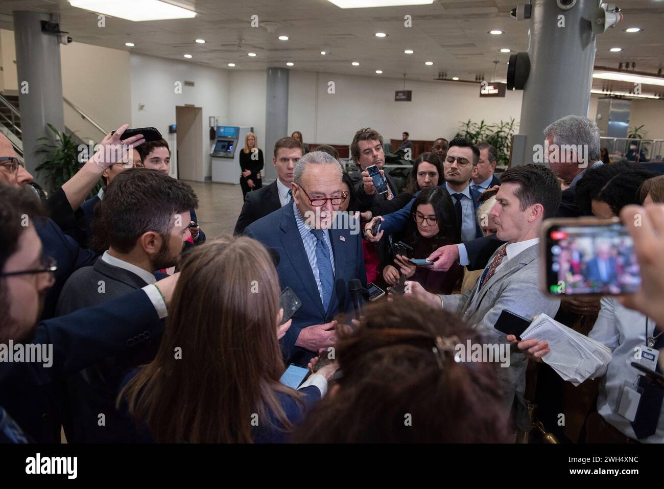 Le chef de la majorité au Sénat des États-Unis, Chuck Schumer (démocrate de New York), s'adresse à la presse dans le Capitole du métro du Sénat à Washington, DC, le mercredi 7 février 2024. Après l'échec du projet de loi sur les crédits de sécurité nationale d'urgence â qui financerait les réformes à la frontière ainsi que l'aide à Israël et à l'Ukraine â, Schumer a déclaré qu'il présenterait un projet de loi de dépenses supplémentaire pour l'aide à Israël, à l'Ukraine et à Taiwan. Crédit : Annabelle Gordon/CNP Banque D'Images