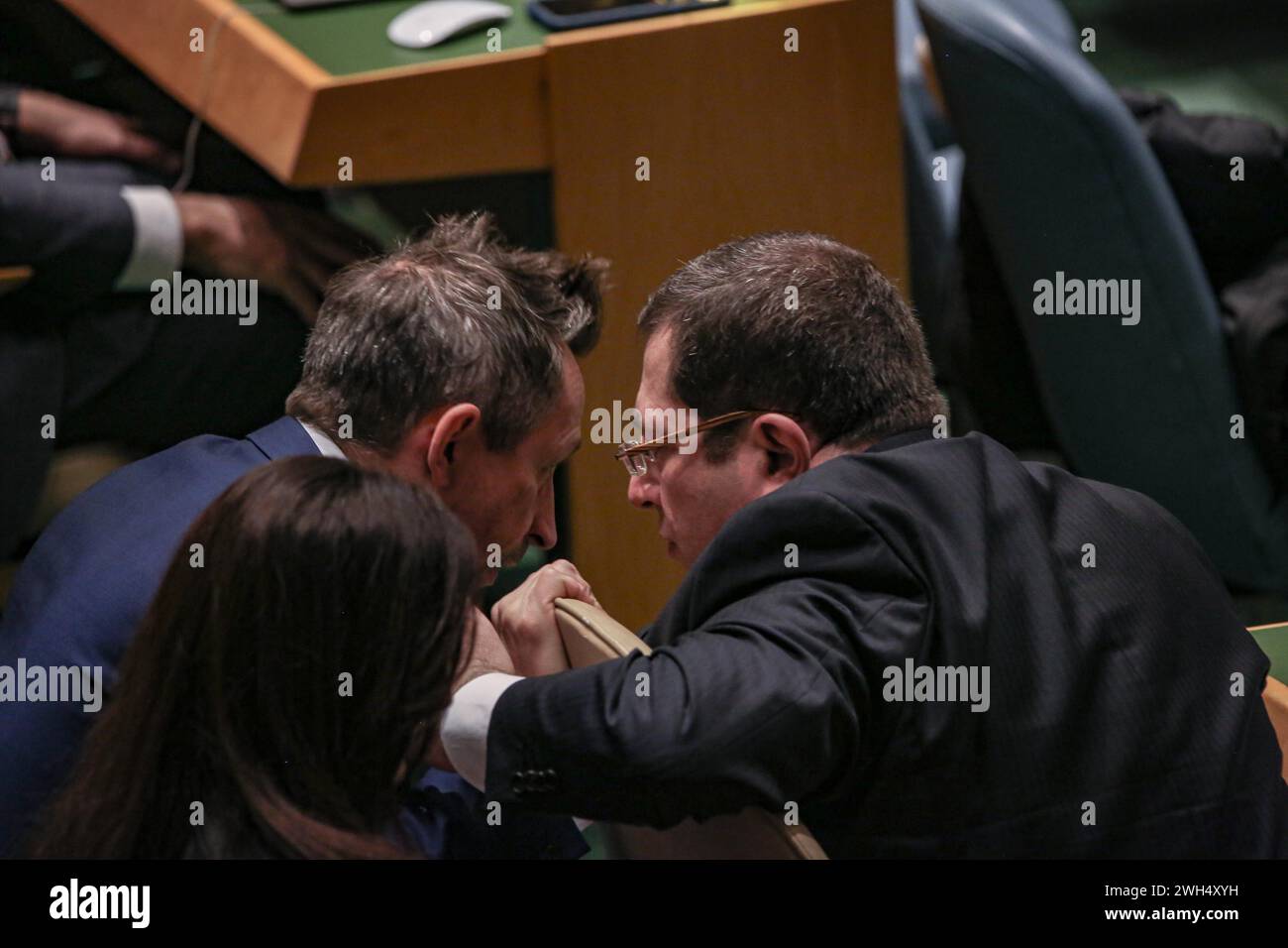 New York, New York, États-Unis. 7 février 2024. Représentant permanent de l'Estonie auprès de l'ONU, REIN TAMMSAAR (l) et PR de l'Arménie auprès de l'ONU, MHER MARGARYAN (R) s'expriment étroitement lors d'une réunion informelle au sein du général sur les priorités de 2024. (Crédit image : © Bianca Otero/ZUMA Press Wire) USAGE ÉDITORIAL SEULEMENT! Non destiné à UN USAGE commercial ! Banque D'Images