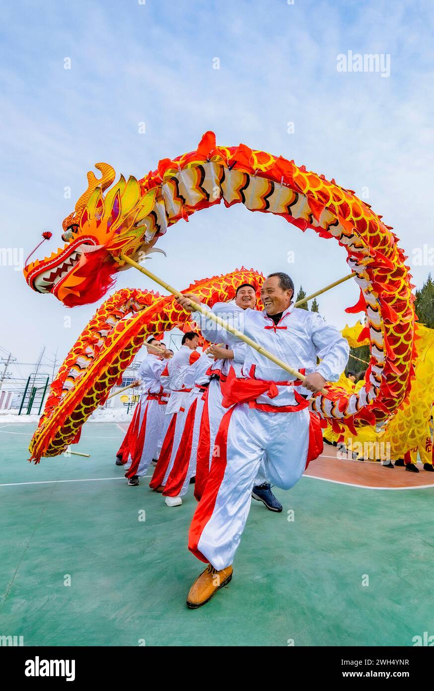 Suqian, Chine. 08th Feb, 2024. SUQIAN, CHINE - 7 FÉVRIER 2024 - deux équipes de danse du dragon se produisent pour les villageois pour accueillir le nouvel an lunaire sur la place du village de Zhongtong à Suqian, province du Jiangsu, Chine, le 7 février 2024. (Photo de CFOTO/SIPA USA) crédit : Sipa US/Alamy Live News Banque D'Images