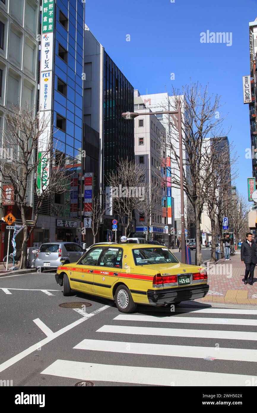 Un taxi Toyota Crown Tokyo de couleur jaune à Gina, Tokyo, Japon Banque D'Images