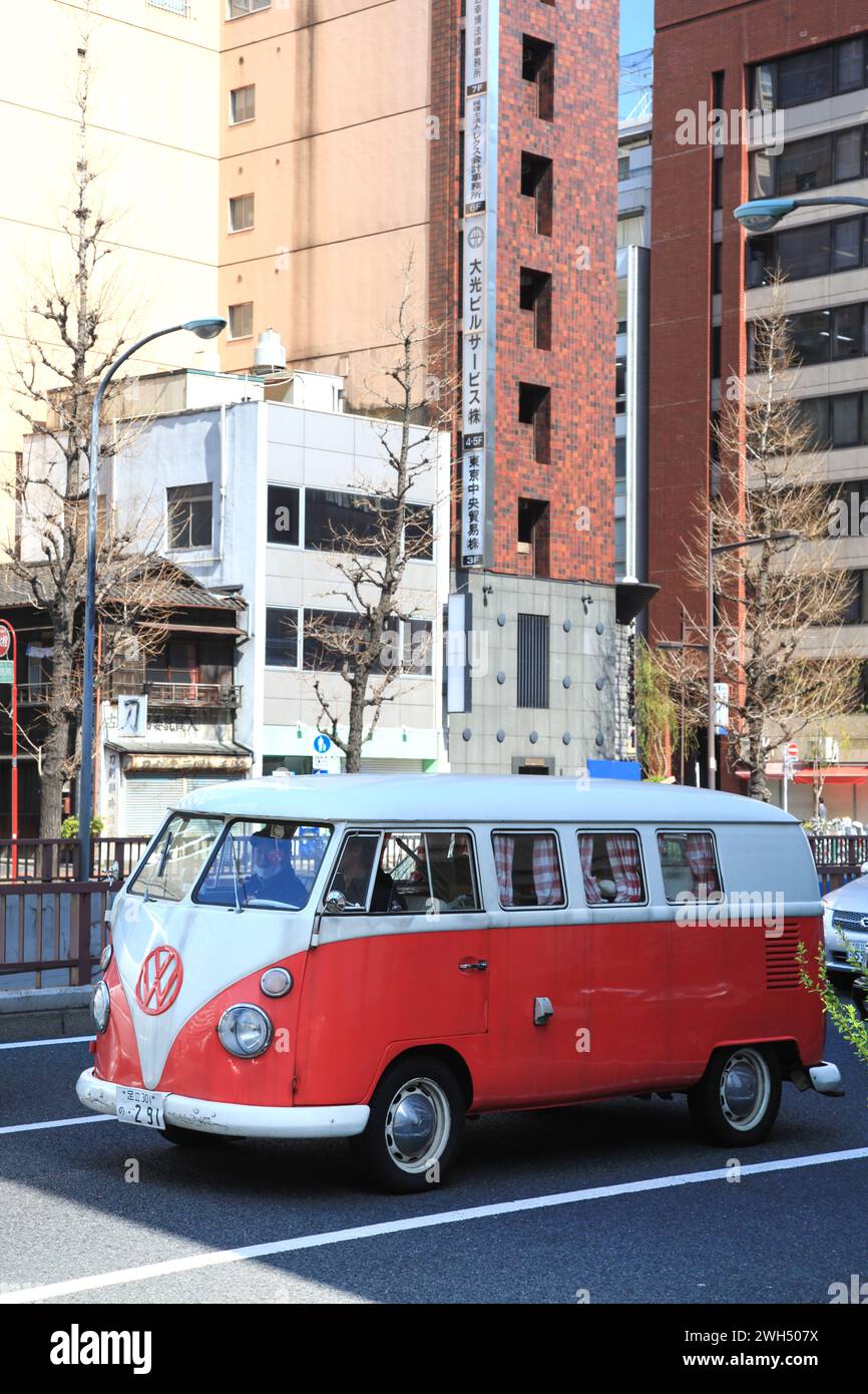 Volkswagen Kombi Caravanette sur une route à Gina, Tokyo, Japon Banque D'Images