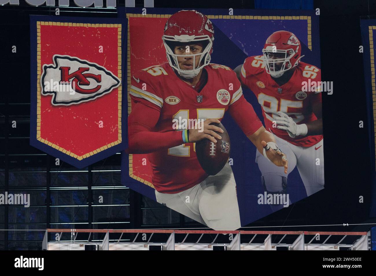 5 février 2024 ; Las Vegas, NV, États-Unis ; une bannière du quarterback des Kansas City Chiefs Patrick Mahomes (15 ans) et du defensive Tackle Chris Jones (95 ans) est accrochée au-dessus des chevrons lors de la soirée d'ouverture du Super Bowl LVIII au stade Allegiant. Crédit obligatoire : Stan Szeto - image du sport Banque D'Images