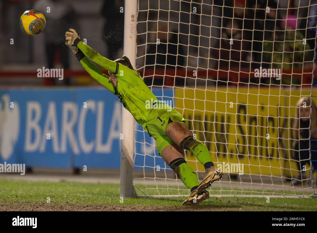 Crawley, Royaume-Uni. 7 février 2024. Daphne van Domselaar d'Aston Villa Women sauve un penalty de Julia Zigiotti Olme de Brighton & Hove Albion Women lors du match de quart de finale de la FA Women's Continental Tyres League Cup entre Brighton & Hove Albion WFC et Aston Villa WFC au Broadfield Stadium de Crawley le 7 février 2024. Cette image ne peut être utilisée qu'à des fins éditoriales. Usage éditorial exclusif. Crédit : Ashley Crowden/Alamy Live News Banque D'Images