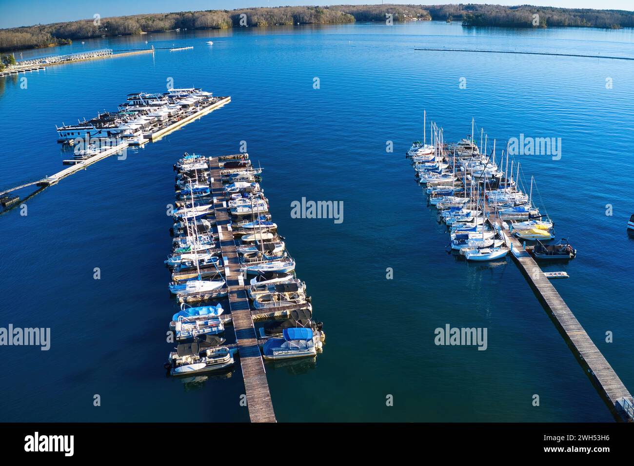 Vue aérienne des bateaux et yachts amarrés dans la marina sur les eaux du lac Lanier entouré d'arbres verdoyants à Buford Georgia USA Banque D'Images