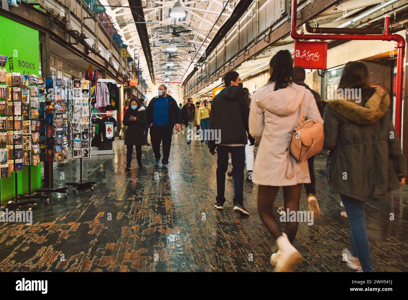 New York City, NY : 21 février 2022- vue intérieure du marché de peuplier Chelsea avec des gens faisant du shopping à l'intérieur du marché Banque D'Images